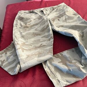 GAP Women's Girlfriend Jeans - Green Camouflage